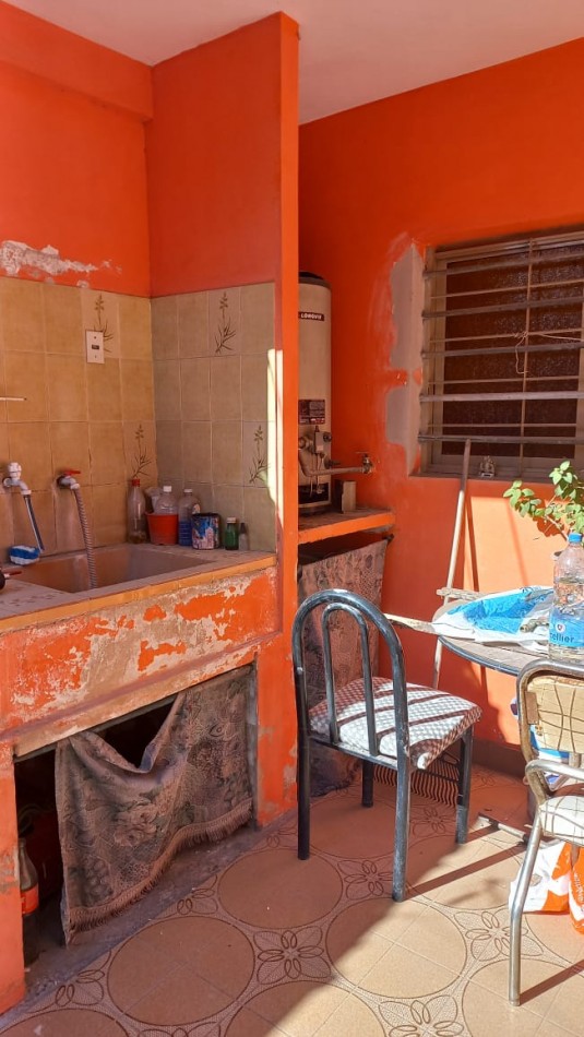 A L Q U I L O  HERMOSA CASA DE MATERIAL CON 2 DORMITORIOS, SOBRE ASFALTO, TODOS LOS SERVICIOS EN EL BARRIO CIUDAD SATELITE, CALLE HUGUES 1025