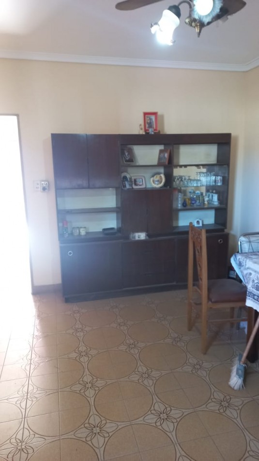 A L Q U I L O  HERMOSA CASA DE MATERIAL CON 2 DORMITORIOS, SOBRE ASFALTO, TODOS LOS SERVICIOS EN EL BARRIO CIUDAD SATELITE, CALLE HUGUES 1025