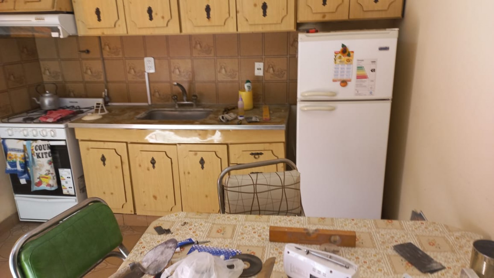 A L Q U I L O  HERMOSA CASA DE MATERIAL CON 2 DORMITORIOS, SOBRE ASFALTO, TODOS LOS SERVICIOS EN EL BARRIO CIUDAD SATELITE, CALLE HUGUES 1025