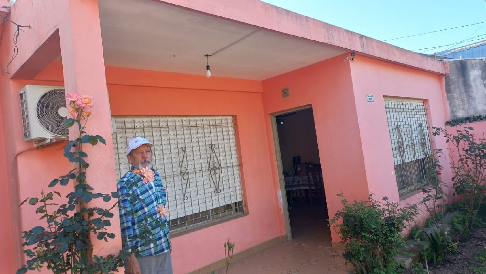 A L Q U I L O  HERMOSA CASA DE MATERIAL CON 2 DORMITORIOS, SOBRE ASFALTO, TODOS LOS SERVICIOS EN EL BARRIO CIUDAD SATELITE, CALLE HUGUES 1025