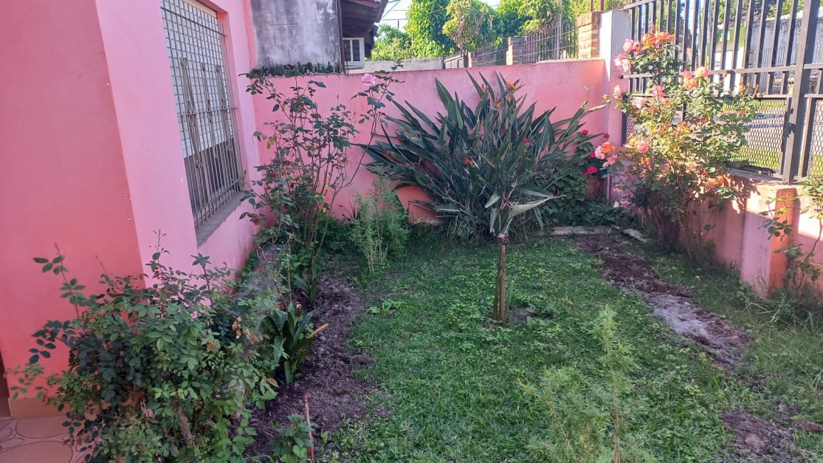 A L Q U I L O  HERMOSA CASA DE MATERIAL CON 2 DORMITORIOS, SOBRE ASFALTO, TODOS LOS SERVICIOS EN EL BARRIO CIUDAD SATELITE, CALLE HUGUES 1025