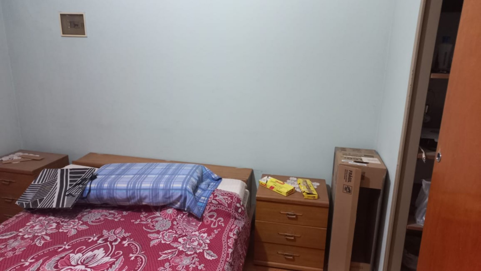 A L Q U I L O  HERMOSA CASA DE MATERIAL CON 2 DORMITORIOS, SOBRE ASFALTO, TODOS LOS SERVICIOS EN EL BARRIO CIUDAD SATELITE, CALLE HUGUES 1025