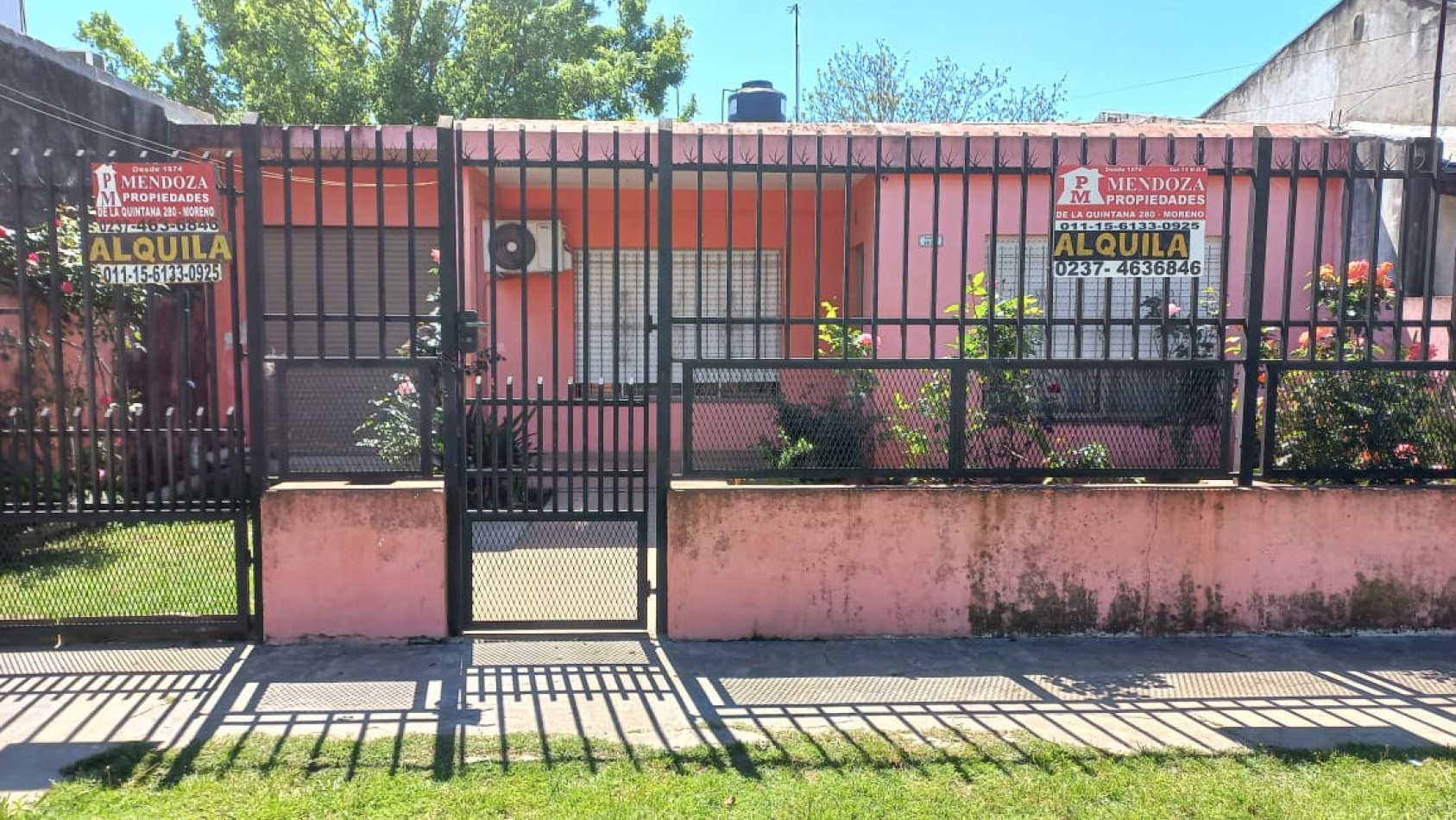 A L Q U I L O  HERMOSA CASA DE MATERIAL CON 2 DORMITORIOS, SOBRE ASFALTO, TODOS LOS SERVICIOS EN EL BARRIO CIUDAD SATELITE, CALLE HUGUES 1025