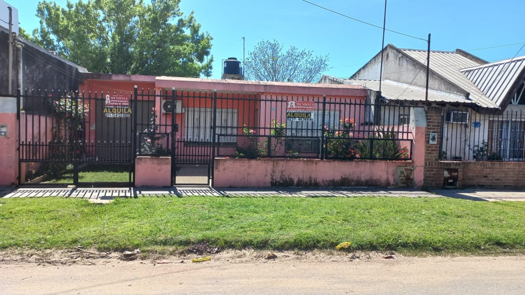A L Q U I L O  HERMOSA CASA DE MATERIAL CON 2 DORMITORIOS, SOBRE ASFALTO, TODOS LOS SERVICIOS EN EL BARRIO CIUDAD SATELITE, CALLE HUGUES 1025