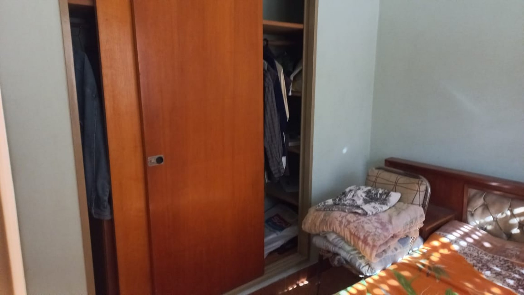 A L Q U I L O  HERMOSA CASA DE MATERIAL CON 2 DORMITORIOS, SOBRE ASFALTO, TODOS LOS SERVICIOS EN EL BARRIO CIUDAD SATELITE, CALLE HUGUES 1025