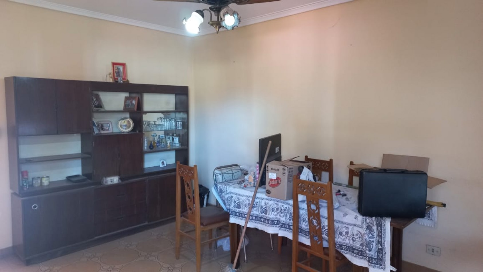 A L Q U I L O  HERMOSA CASA DE MATERIAL CON 2 DORMITORIOS, SOBRE ASFALTO, TODOS LOS SERVICIOS EN EL BARRIO CIUDAD SATELITE, CALLE HUGUES 1025