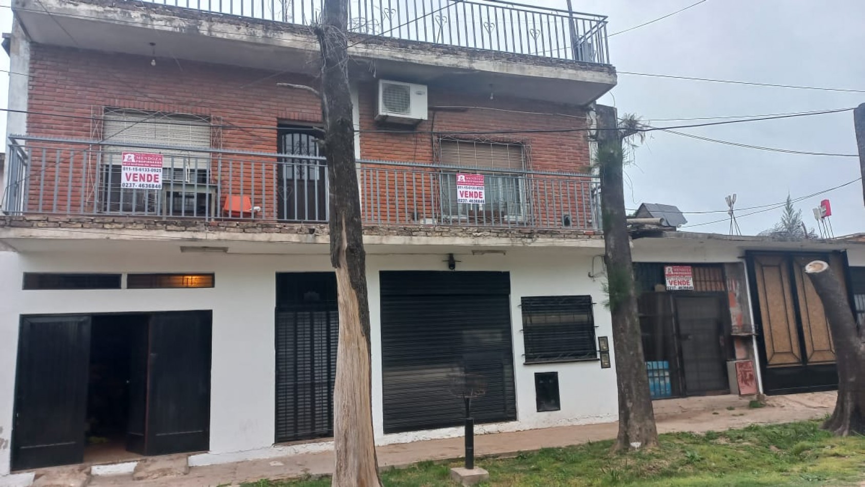 EN VENTA TRES LOCALES COMERCIALES CON VIVIENDA (130 M2 DE LOSA) PROXIMO A ACCESO OESTE Y RUTA 25