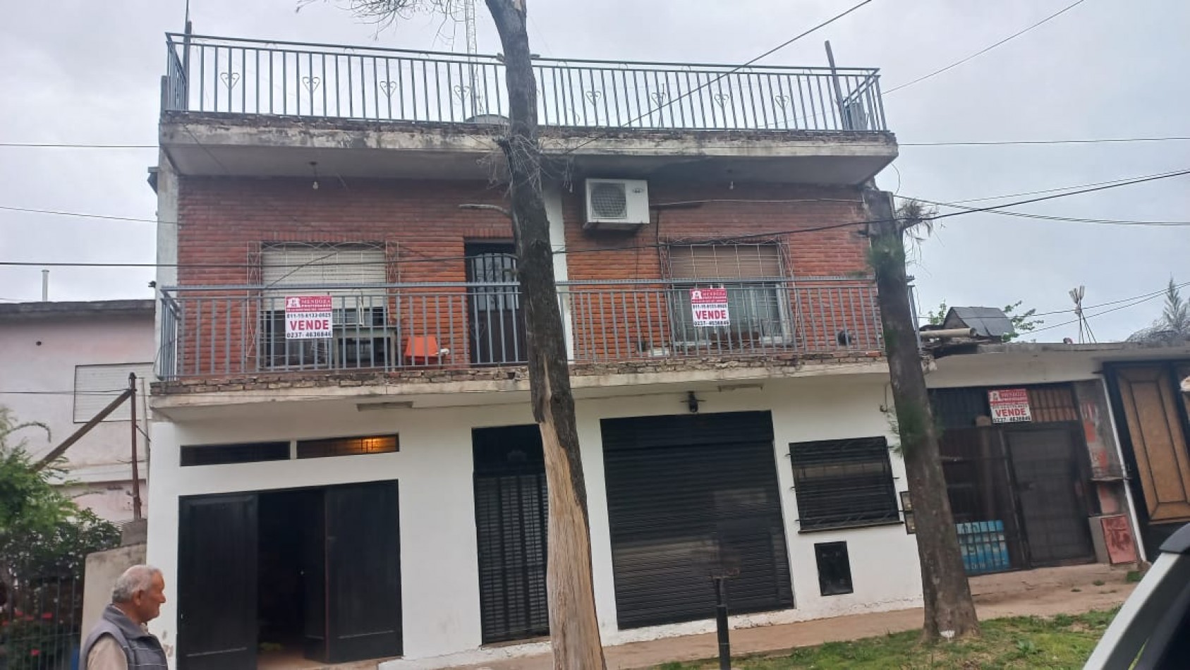 EN VENTA TRES LOCALES COMERCIALES CON VIVIENDA (130 M2 DE LOSA) PROXIMO A ACCESO OESTE Y RUTA 25