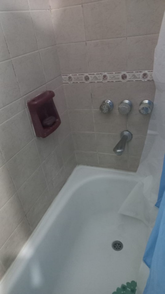 EN VENTA TRES LOCALES COMERCIALES CON VIVIENDA (130 M2 DE LOSA) PROXIMO A ACCESO OESTE Y RUTA 25