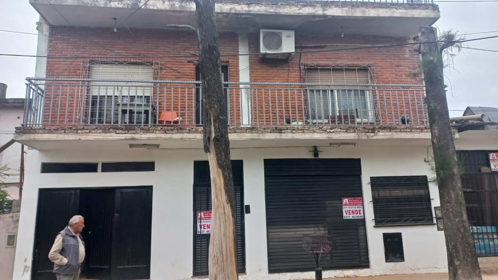 EN VENTA TRES LOCALES COMERCIALES CON VIVIENDA (130 M2 DE LOSA) PROXIMO A ACCESO OESTE Y RUTA 25
