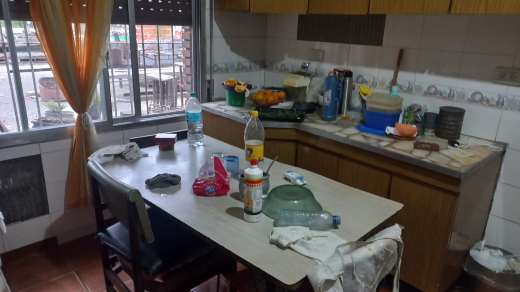 EN VENTA TRES LOCALES COMERCIALES CON VIVIENDA (130 M2 DE LOSA) PROXIMO A ACCESO OESTE Y RUTA 25