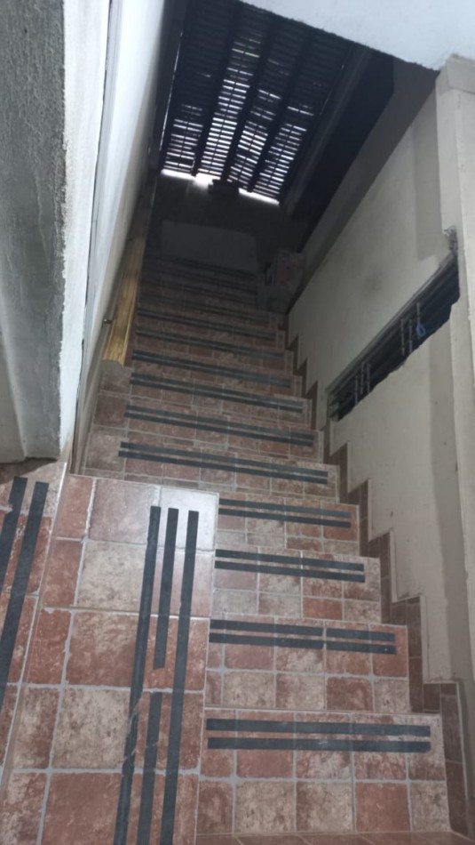 EN VENTA TRES LOCALES COMERCIALES CON VIVIENDA (130 M2 DE LOSA) PROXIMO A ACCESO OESTE Y RUTA 25