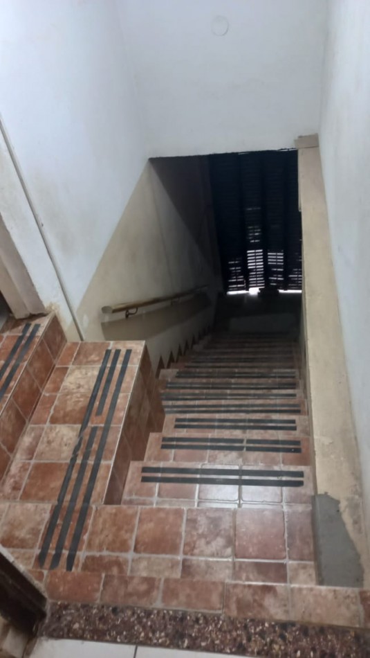 EN VENTA TRES LOCALES COMERCIALES CON VIVIENDA (130 M2 DE LOSA) PROXIMO A ACCESO OESTE Y RUTA 25