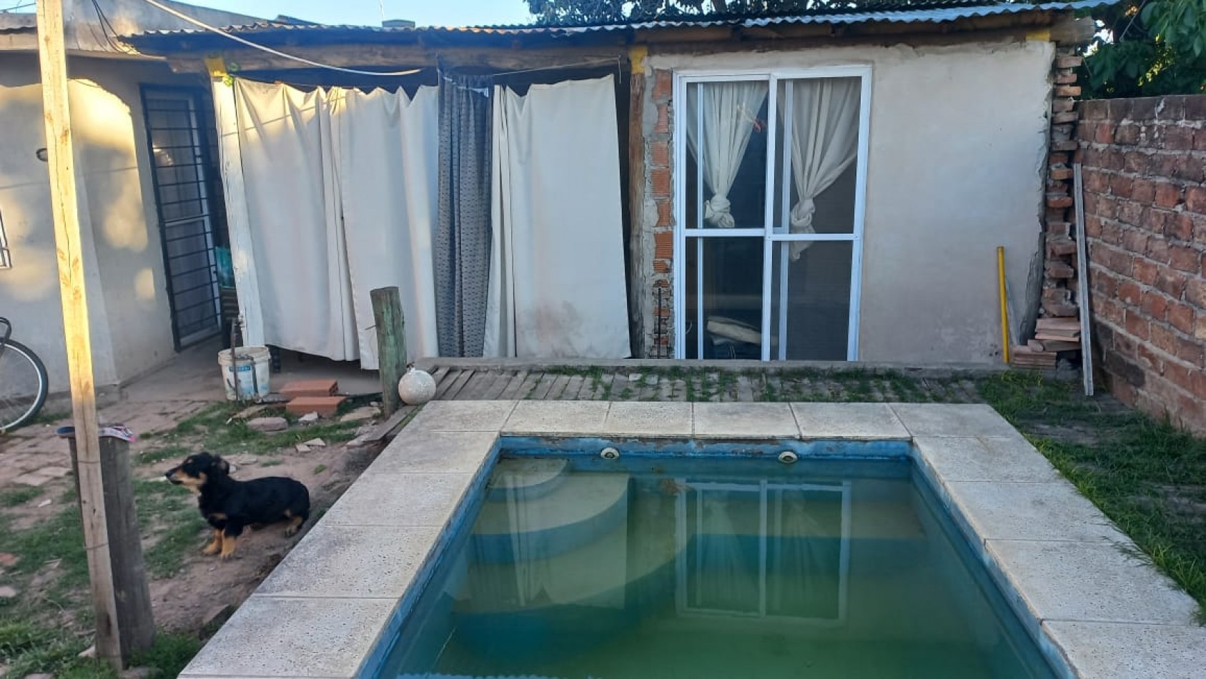 VENDO DOS HERMOSAS CASA DE MATERIAL CON LOCAL COMERCIAL Y PILETA DE NATACION EN BARRIO CIUDAD SATELITE, PARTIDO DE MORENO, CALLE: CURABROCHERO 6525