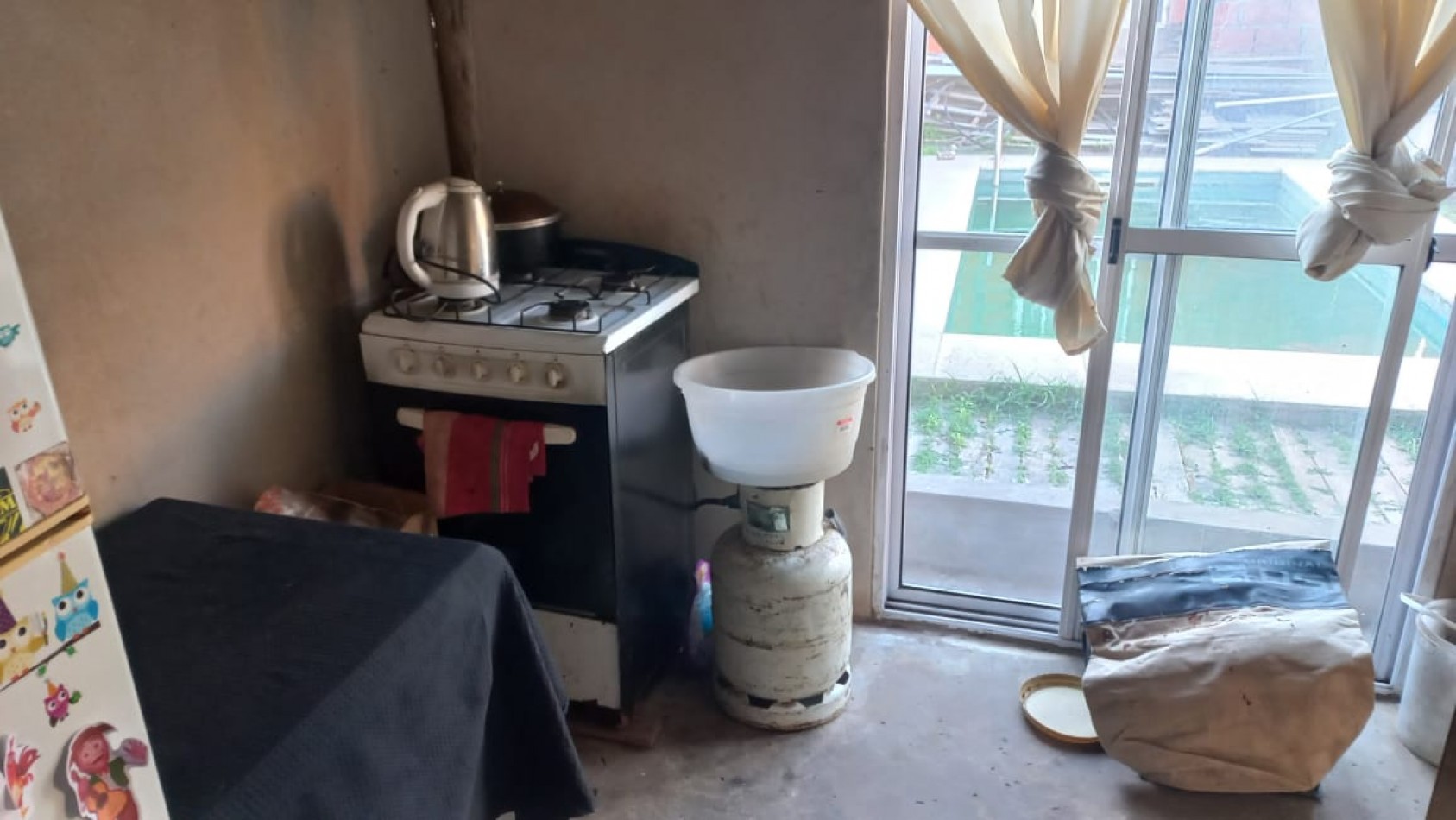 VENDO DOS HERMOSAS CASA DE MATERIAL CON LOCAL COMERCIAL Y PILETA DE NATACION EN BARRIO CIUDAD SATELITE, PARTIDO DE MORENO, CALLE: CURABROCHERO 6525