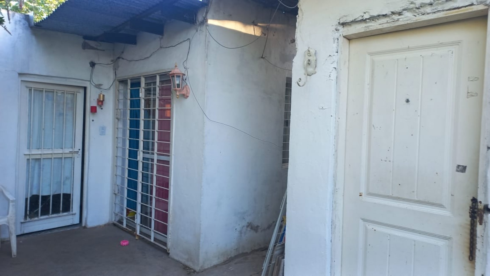 VENDO DOS HERMOSAS CASA DE MATERIAL CON LOCAL COMERCIAL Y PILETA DE NATACION EN BARRIO CIUDAD SATELITE, PARTIDO DE MORENO, CALLE: CURABROCHERO 6525