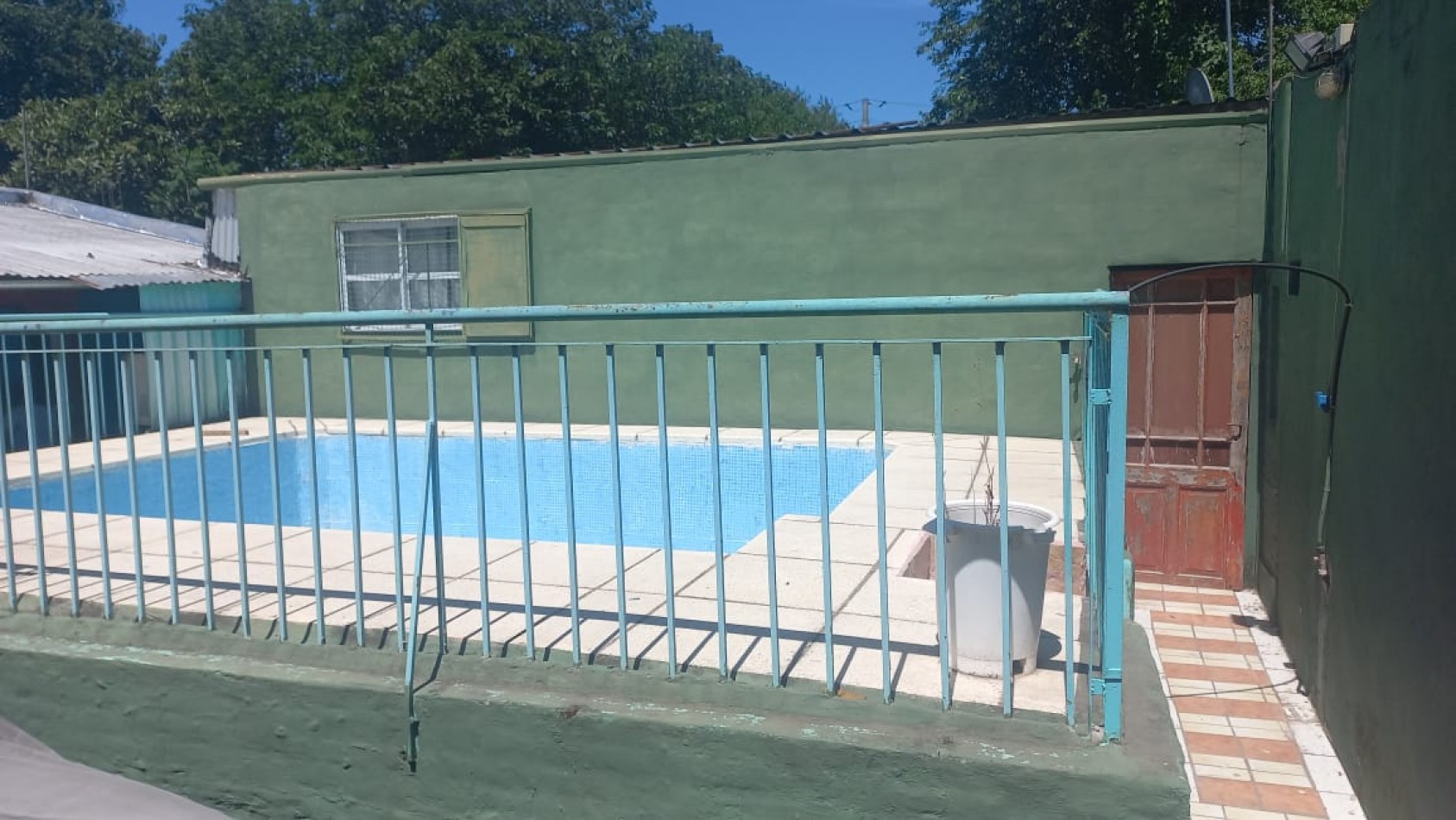 VENDO AMPLIA CASA CON PILETA DE NATACION IDEAL PARA EVENTOS O INVERSIONISTA QUE DESEE OFRECER HOSPEDAJE YA QUE ES UN AMBIENTE ACOJEDOR CON CASA PRINCIPAL Y DOS DEPARTAMENTOS CON BAÑO EN EL BARRIO YARAVI, MORENO. CALLE TABLADA 5460