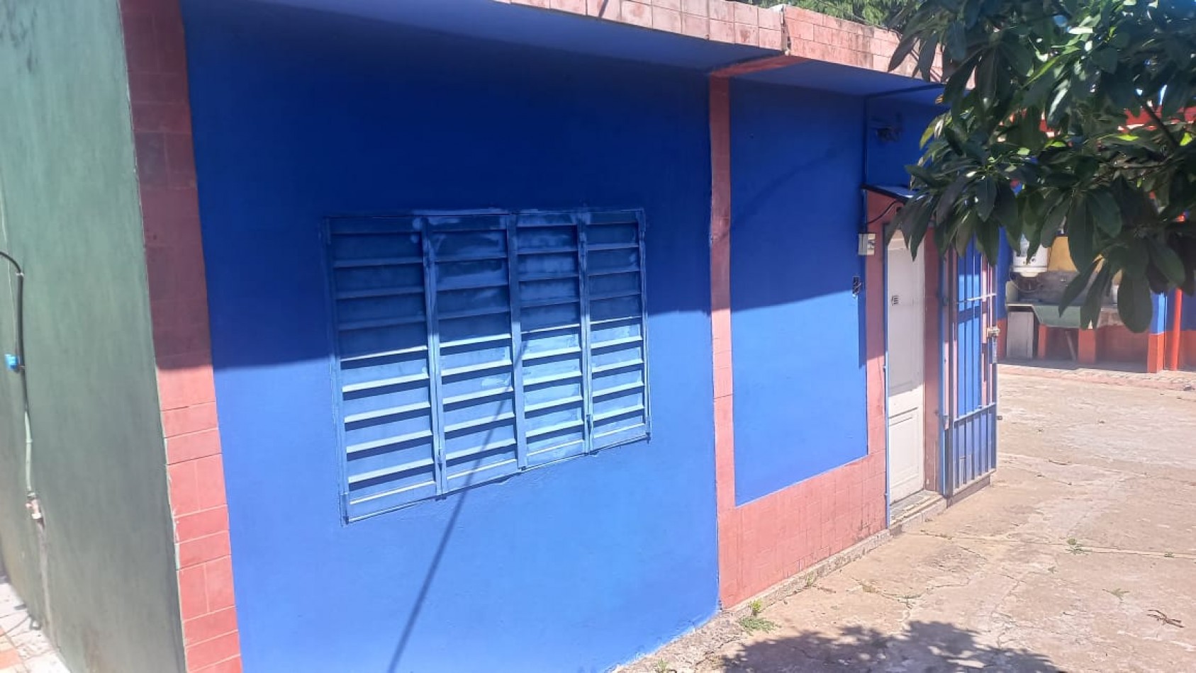 VENDO AMPLIA CASA CON PILETA DE NATACION IDEAL PARA EVENTOS O INVERSIONISTA QUE DESEE OFRECER HOSPEDAJE YA QUE ES UN AMBIENTE ACOJEDOR CON CASA PRINCIPAL Y DOS DEPARTAMENTOS CON BAÑO EN EL BARRIO YARAVI, MORENO. CALLE TABLADA 5460