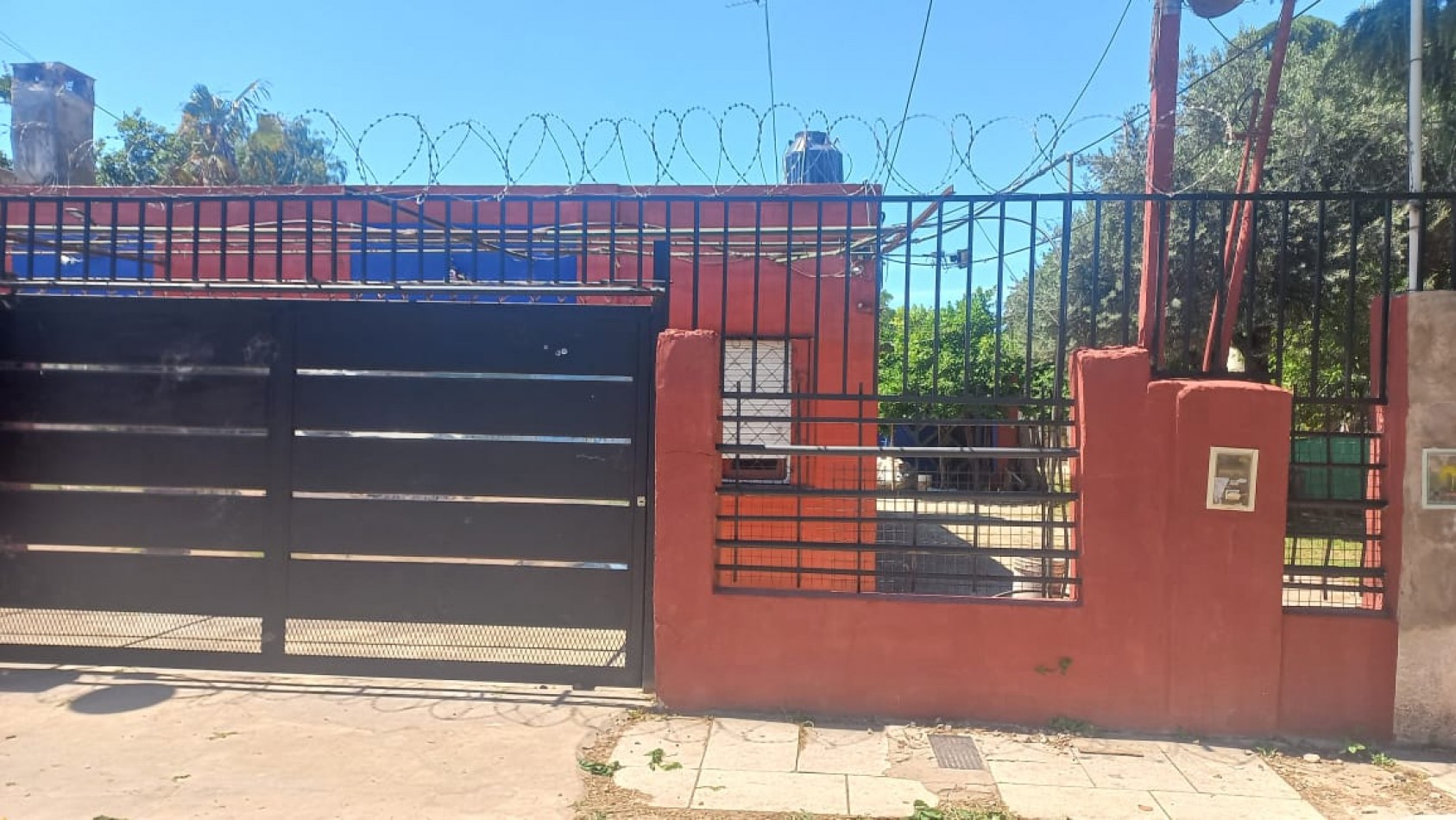 VENDO AMPLIA CASA CON PILETA DE NATACION IDEAL PARA EVENTOS O INVERSIONISTA QUE DESEE OFRECER HOSPEDAJE YA QUE ES UN AMBIENTE ACOJEDOR CON CASA PRINCIPAL Y DOS DEPARTAMENTOS CON BAÑO EN EL BARRIO YARAVI, MORENO. CALLE TABLADA 5460