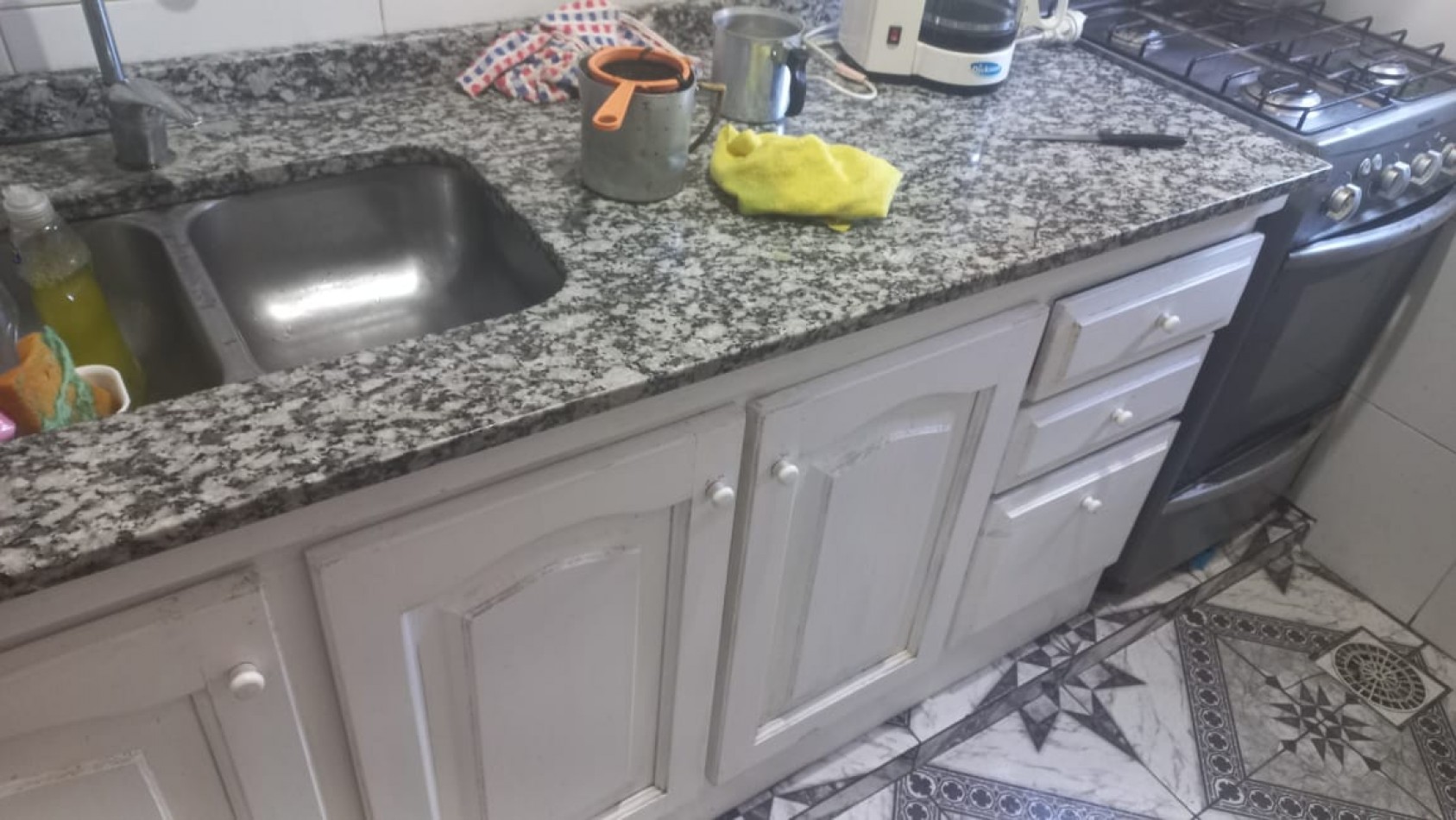 VENDO AMPLIA CASA CON PILETA DE NATACION IDEAL PARA EVENTOS O INVERSIONISTA QUE DESEE OFRECER HOSPEDAJE YA QUE ES UN AMBIENTE ACOJEDOR CON CASA PRINCIPAL Y DOS DEPARTAMENTOS CON BAÑO EN EL BARRIO YARAVI, MORENO. CALLE TABLADA 5460
