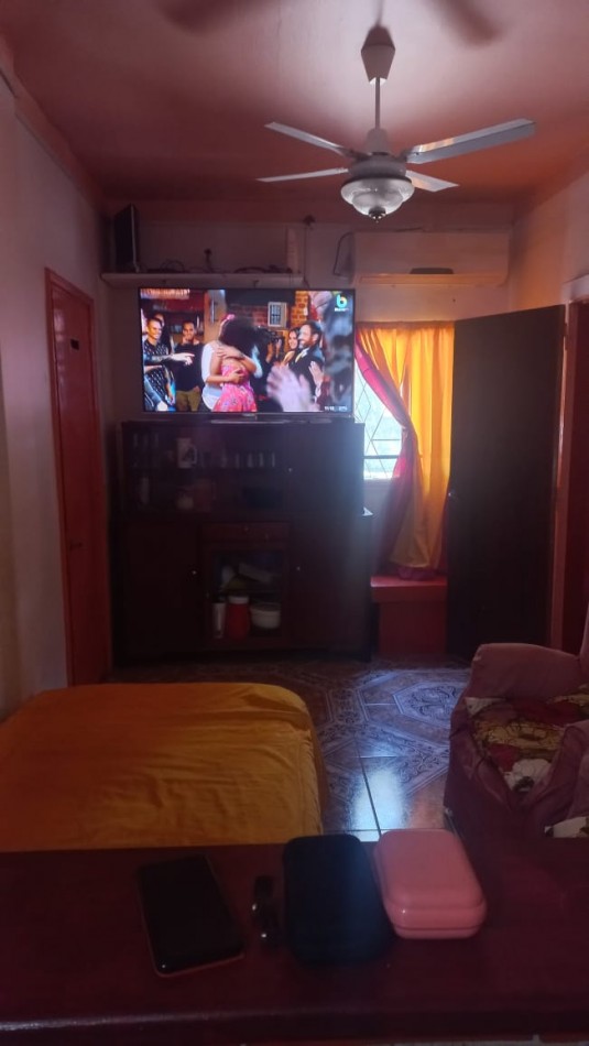 VENDO AMPLIA CASA CON PILETA DE NATACION IDEAL PARA EVENTOS O INVERSIONISTA QUE DESEE OFRECER HOSPEDAJE YA QUE ES UN AMBIENTE ACOJEDOR CON CASA PRINCIPAL Y DOS DEPARTAMENTOS CON BAÑO EN EL BARRIO YARAVI, MORENO. CALLE TABLADA 5460