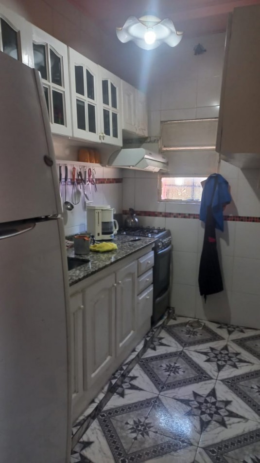 VENDO AMPLIA CASA CON PILETA DE NATACION IDEAL PARA EVENTOS O INVERSIONISTA QUE DESEE OFRECER HOSPEDAJE YA QUE ES UN AMBIENTE ACOJEDOR CON CASA PRINCIPAL Y DOS DEPARTAMENTOS CON BAÑO EN EL BARRIO YARAVI, MORENO. CALLE TABLADA 5460