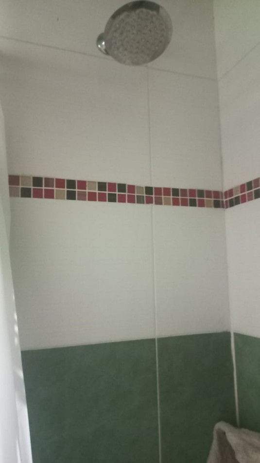 VENDO AMPLIA CASA CON PILETA DE NATACION IDEAL PARA EVENTOS O INVERSIONISTA QUE DESEE OFRECER HOSPEDAJE YA QUE ES UN AMBIENTE ACOJEDOR CON CASA PRINCIPAL Y DOS DEPARTAMENTOS CON BAÑO EN EL BARRIO YARAVI, MORENO. CALLE TABLADA 5460