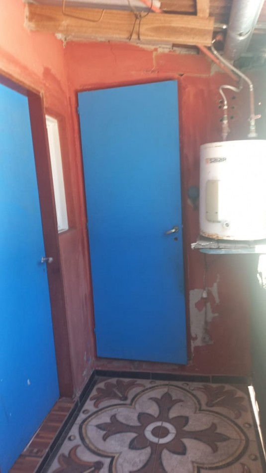 VENDO AMPLIA CASA CON PILETA DE NATACION IDEAL PARA EVENTOS O INVERSIONISTA QUE DESEE OFRECER HOSPEDAJE YA QUE ES UN AMBIENTE ACOJEDOR CON CASA PRINCIPAL Y DOS DEPARTAMENTOS CON BAÑO EN EL BARRIO YARAVI, MORENO. CALLE TABLADA 5460