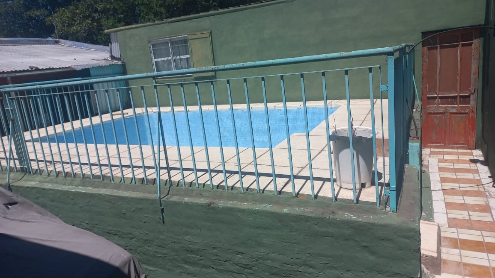 VENDO AMPLIA CASA CON PILETA DE NATACION IDEAL PARA EVENTOS O INVERSIONISTA QUE DESEE OFRECER HOSPEDAJE YA QUE ES UN AMBIENTE ACOJEDOR CON CASA PRINCIPAL Y DOS DEPARTAMENTOS CON BAÑO EN EL BARRIO YARAVI, MORENO. CALLE TABLADA 5460