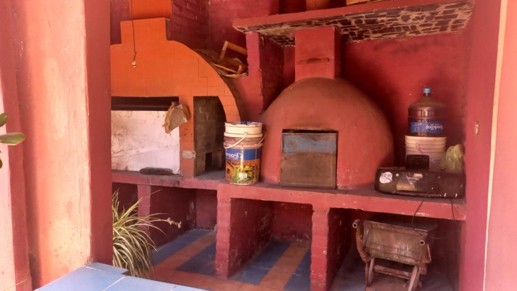 VENDO AMPLIA CASA CON PILETA DE NATACION IDEAL PARA EVENTOS O INVERSIONISTA QUE DESEE OFRECER HOSPEDAJE YA QUE ES UN AMBIENTE ACOJEDOR CON CASA PRINCIPAL Y DOS DEPARTAMENTOS CON BAÑO EN EL BARRIO YARAVI, MORENO. CALLE TABLADA 5460