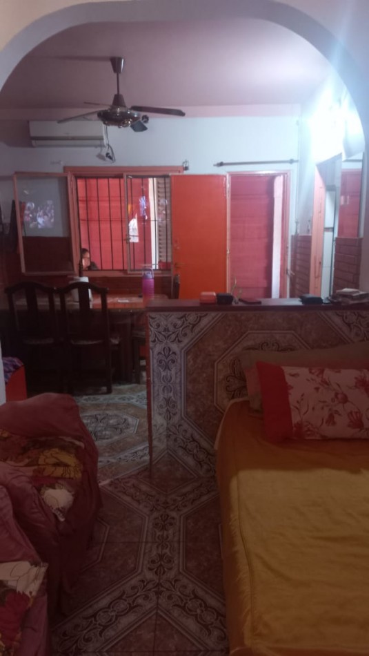 VENDO AMPLIA CASA CON PILETA DE NATACION IDEAL PARA EVENTOS O INVERSIONISTA QUE DESEE OFRECER HOSPEDAJE YA QUE ES UN AMBIENTE ACOJEDOR CON CASA PRINCIPAL Y DOS DEPARTAMENTOS CON BAÑO EN EL BARRIO YARAVI, MORENO. CALLE TABLADA 5460