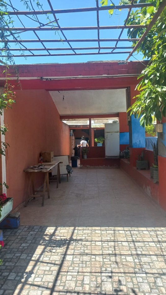 VENDO AMPLIA CASA CON PILETA DE NATACION IDEAL PARA EVENTOS O INVERSIONISTA QUE DESEE OFRECER HOSPEDAJE YA QUE ES UN AMBIENTE ACOJEDOR CON CASA PRINCIPAL Y DOS DEPARTAMENTOS CON BAÑO EN EL BARRIO YARAVI, MORENO. CALLE TABLADA 5460