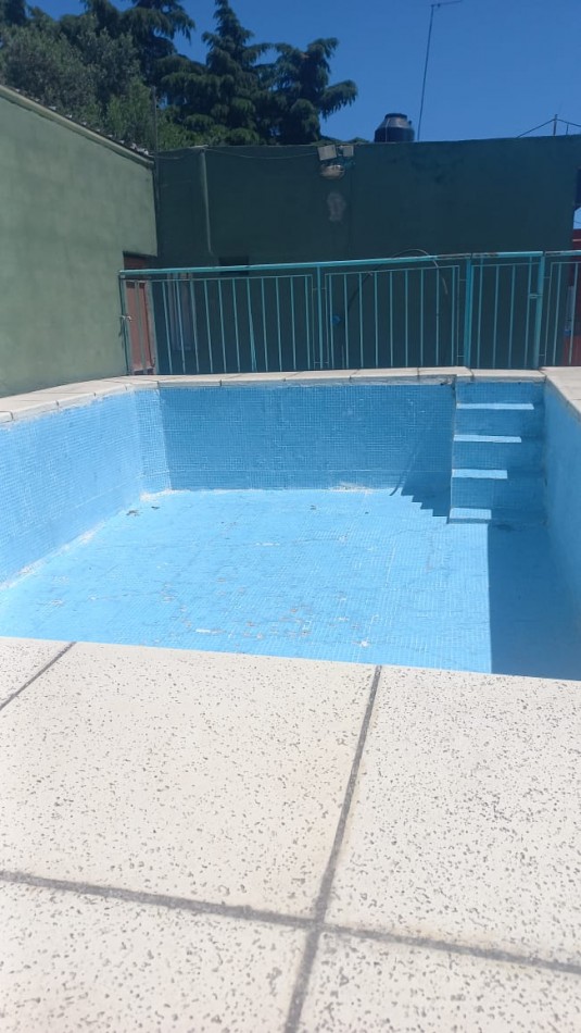 VENDO AMPLIA CASA CON PILETA DE NATACION IDEAL PARA EVENTOS O INVERSIONISTA QUE DESEE OFRECER HOSPEDAJE YA QUE ES UN AMBIENTE ACOJEDOR CON CASA PRINCIPAL Y DOS DEPARTAMENTOS CON BAÑO EN EL BARRIO YARAVI, MORENO. CALLE TABLADA 5460