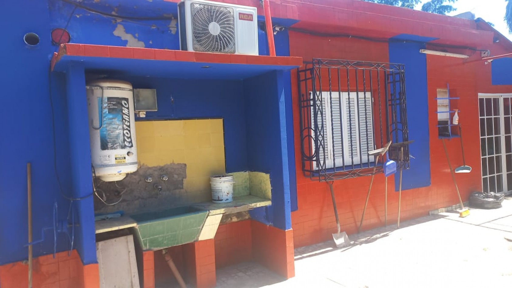 VENDO AMPLIA CASA CON PILETA DE NATACION IDEAL PARA EVENTOS O INVERSIONISTA QUE DESEE OFRECER HOSPEDAJE YA QUE ES UN AMBIENTE ACOJEDOR CON CASA PRINCIPAL Y DOS DEPARTAMENTOS CON BAÑO EN EL BARRIO YARAVI, MORENO. CALLE TABLADA 5460