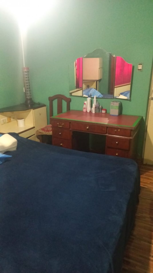 VENDO AMPLIA CASA CON PILETA DE NATACION IDEAL PARA EVENTOS O INVERSIONISTA QUE DESEE OFRECER HOSPEDAJE YA QUE ES UN AMBIENTE ACOJEDOR CON CASA PRINCIPAL Y DOS DEPARTAMENTOS CON BAÑO EN EL BARRIO YARAVI, MORENO. CALLE TABLADA 5460