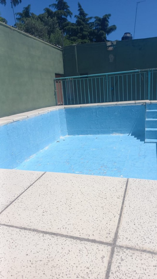 VENDO AMPLIA CASA CON PILETA DE NATACION IDEAL PARA EVENTOS O INVERSIONISTA QUE DESEE OFRECER HOSPEDAJE YA QUE ES UN AMBIENTE ACOJEDOR CON CASA PRINCIPAL Y DOS DEPARTAMENTOS CON BAÑO EN EL BARRIO YARAVI, MORENO. CALLE TABLADA 5460