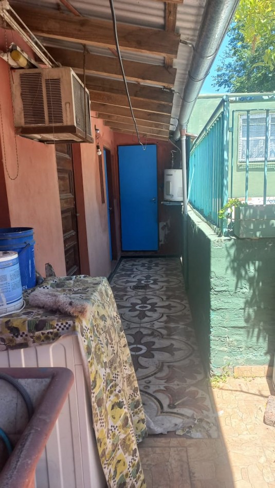 VENDO AMPLIA CASA CON PILETA DE NATACION IDEAL PARA EVENTOS O INVERSIONISTA QUE DESEE OFRECER HOSPEDAJE YA QUE ES UN AMBIENTE ACOJEDOR CON CASA PRINCIPAL Y DOS DEPARTAMENTOS CON BAÑO EN EL BARRIO YARAVI, MORENO. CALLE TABLADA 5460