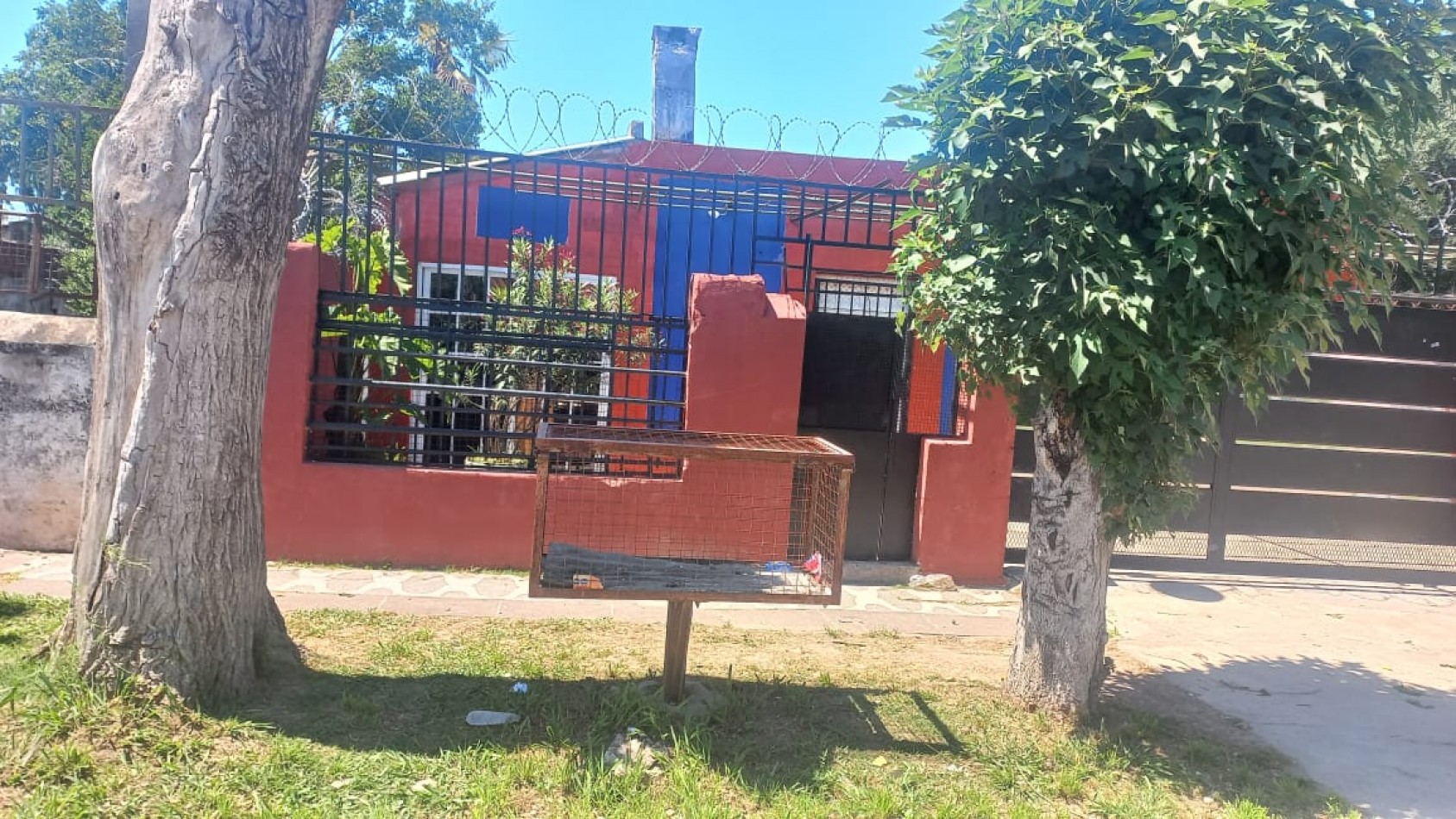 VENDO AMPLIA CASA CON PILETA DE NATACION IDEAL PARA EVENTOS O INVERSIONISTA QUE DESEE OFRECER HOSPEDAJE YA QUE ES UN AMBIENTE ACOJEDOR CON CASA PRINCIPAL Y DOS DEPARTAMENTOS CON BAÑO EN EL BARRIO YARAVI, MORENO. CALLE TABLADA 5460