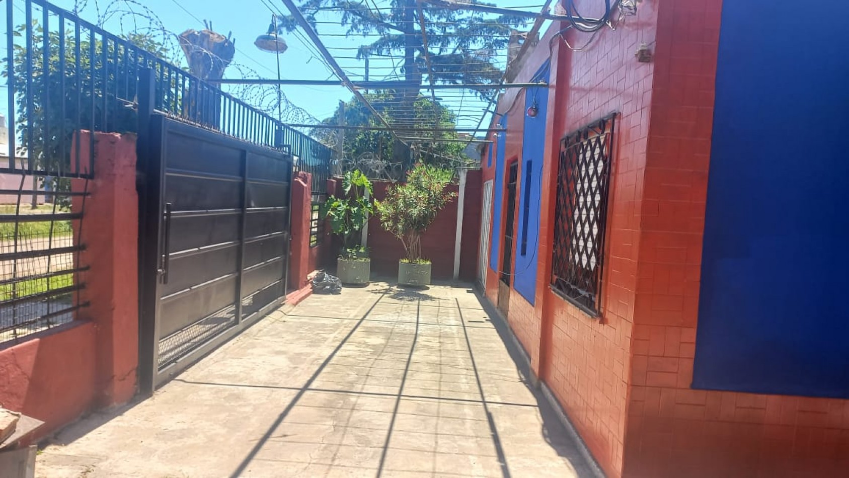 VENDO AMPLIA CASA CON PILETA DE NATACION IDEAL PARA EVENTOS O INVERSIONISTA QUE DESEE OFRECER HOSPEDAJE YA QUE ES UN AMBIENTE ACOJEDOR CON CASA PRINCIPAL Y DOS DEPARTAMENTOS CON BAÑO EN EL BARRIO YARAVI, MORENO. CALLE TABLADA 5460
