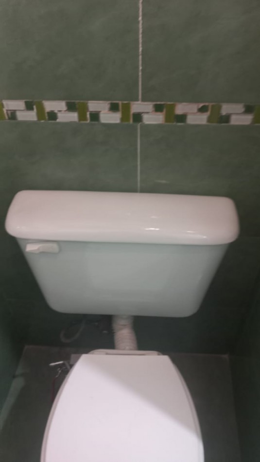 VENDO AMPLIA CASA CON PILETA DE NATACION IDEAL PARA EVENTOS O INVERSIONISTA QUE DESEE OFRECER HOSPEDAJE YA QUE ES UN AMBIENTE ACOJEDOR CON CASA PRINCIPAL Y DOS DEPARTAMENTOS CON BAÑO EN EL BARRIO YARAVI, MORENO. CALLE TABLADA 5460