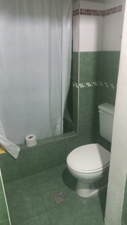 VENDO AMPLIA CASA CON PILETA DE NATACION IDEAL PARA EVENTOS O INVERSIONISTA QUE DESEE OFRECER HOSPEDAJE YA QUE ES UN AMBIENTE ACOJEDOR CON CASA PRINCIPAL Y DOS DEPARTAMENTOS CON BAÑO EN EL BARRIO YARAVI, MORENO. CALLE TABLADA 5460