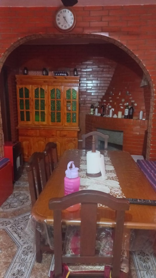 VENDO AMPLIA CASA CON PILETA DE NATACION IDEAL PARA EVENTOS O INVERSIONISTA QUE DESEE OFRECER HOSPEDAJE YA QUE ES UN AMBIENTE ACOJEDOR CON CASA PRINCIPAL Y DOS DEPARTAMENTOS CON BAÑO EN EL BARRIO YARAVI, MORENO. CALLE TABLADA 5460