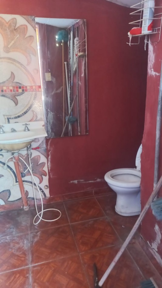 VENDO AMPLIA CASA CON PILETA DE NATACION IDEAL PARA EVENTOS O INVERSIONISTA QUE DESEE OFRECER HOSPEDAJE YA QUE ES UN AMBIENTE ACOJEDOR CON CASA PRINCIPAL Y DOS DEPARTAMENTOS CON BAÑO EN EL BARRIO YARAVI, MORENO. CALLE TABLADA 5460