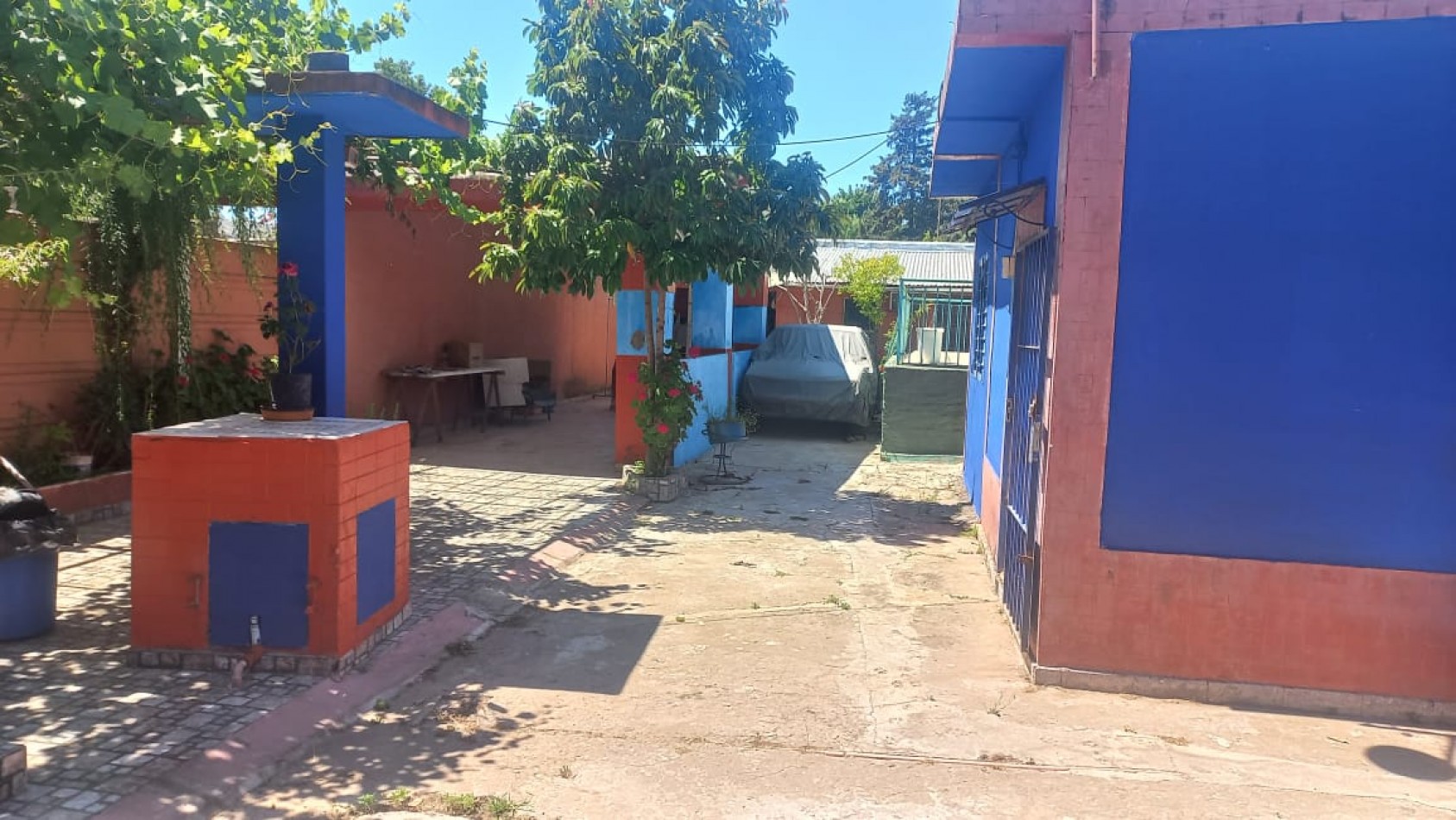 VENDO AMPLIA CASA CON PILETA DE NATACION IDEAL PARA EVENTOS O INVERSIONISTA QUE DESEE OFRECER HOSPEDAJE YA QUE ES UN AMBIENTE ACOJEDOR CON CASA PRINCIPAL Y DOS DEPARTAMENTOS CON BAÑO EN EL BARRIO YARAVI, MORENO. CALLE TABLADA 5460