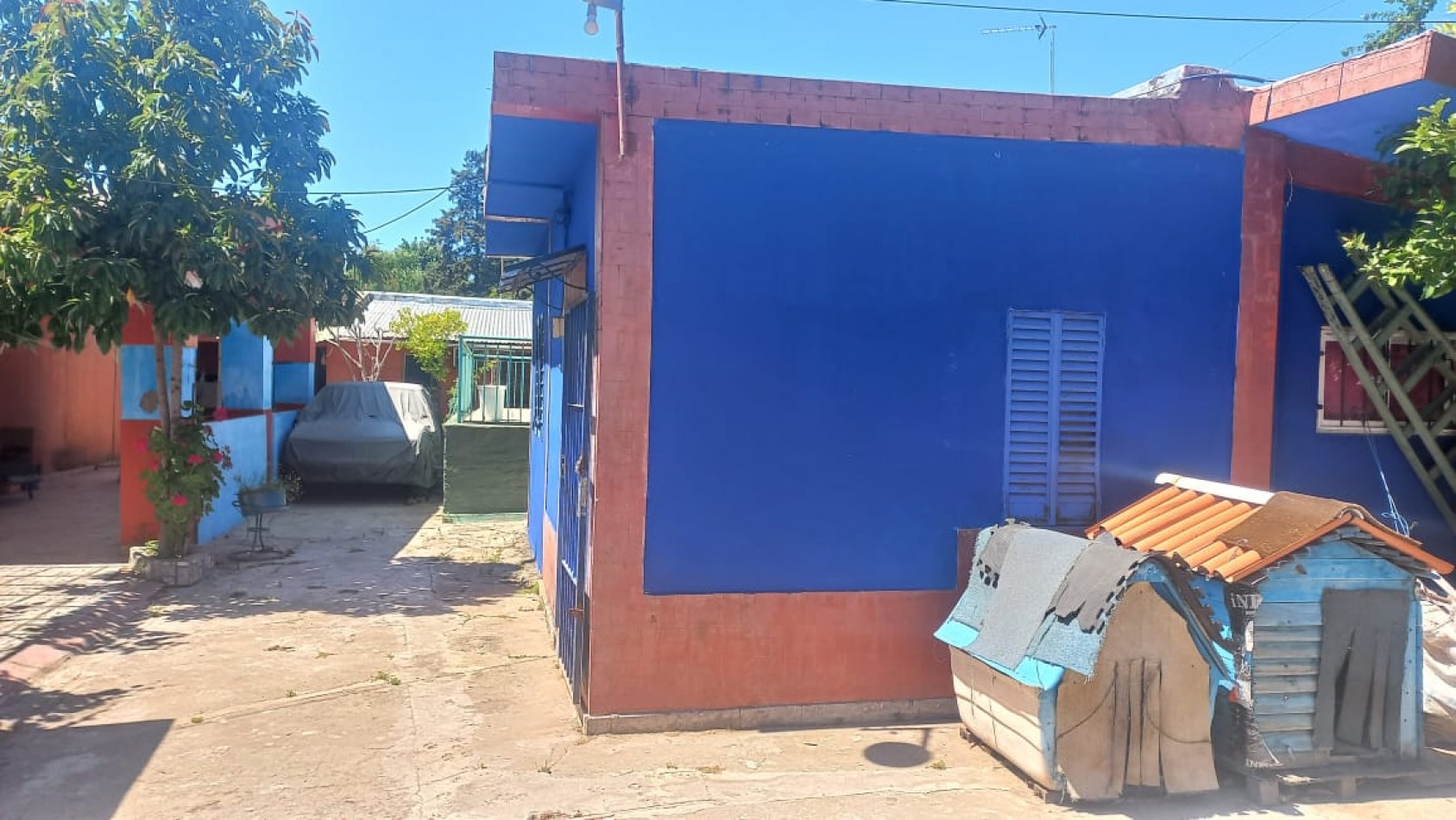 VENDO AMPLIA CASA CON PILETA DE NATACION IDEAL PARA EVENTOS O INVERSIONISTA QUE DESEE OFRECER HOSPEDAJE YA QUE ES UN AMBIENTE ACOJEDOR CON CASA PRINCIPAL Y DOS DEPARTAMENTOS CON BAÑO EN EL BARRIO YARAVI, MORENO. CALLE TABLADA 5460