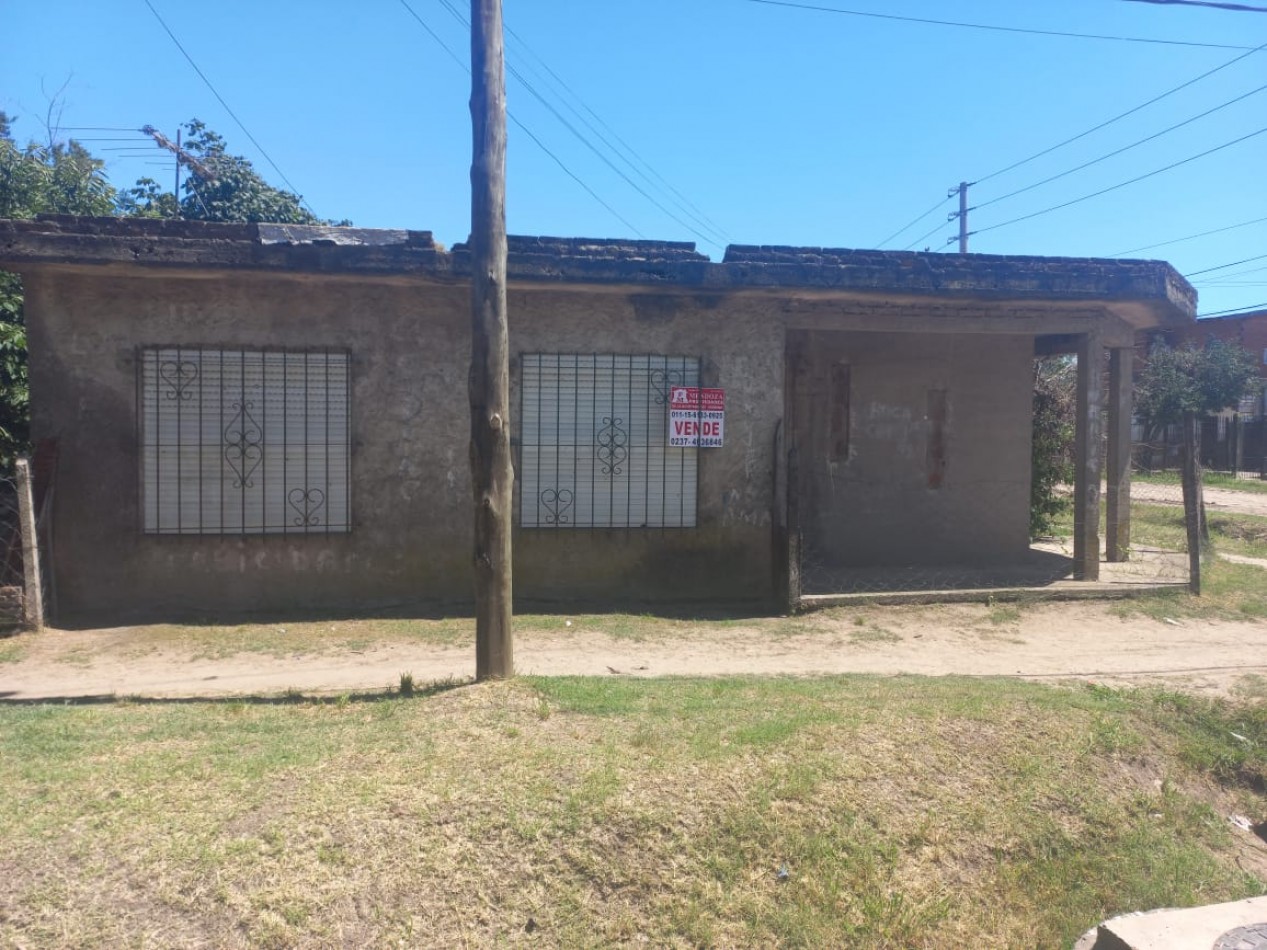 VENDO CASA DE MATERIAL EN BARRIO LA PERLITA- MORENO.  IMPERDIBLE U$D 30.000.-  CALLE LA PLATA 1502