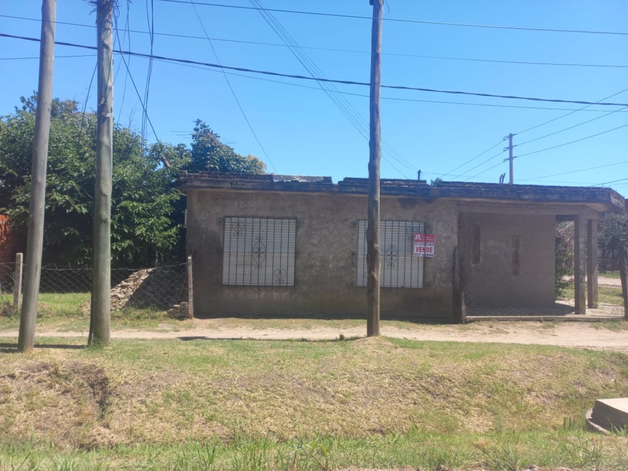 VENDO CASA DE MATERIAL EN BARRIO LA PERLITA- MORENO.  IMPERDIBLE U$D 30.000.-  CALLE LA PLATA 1502