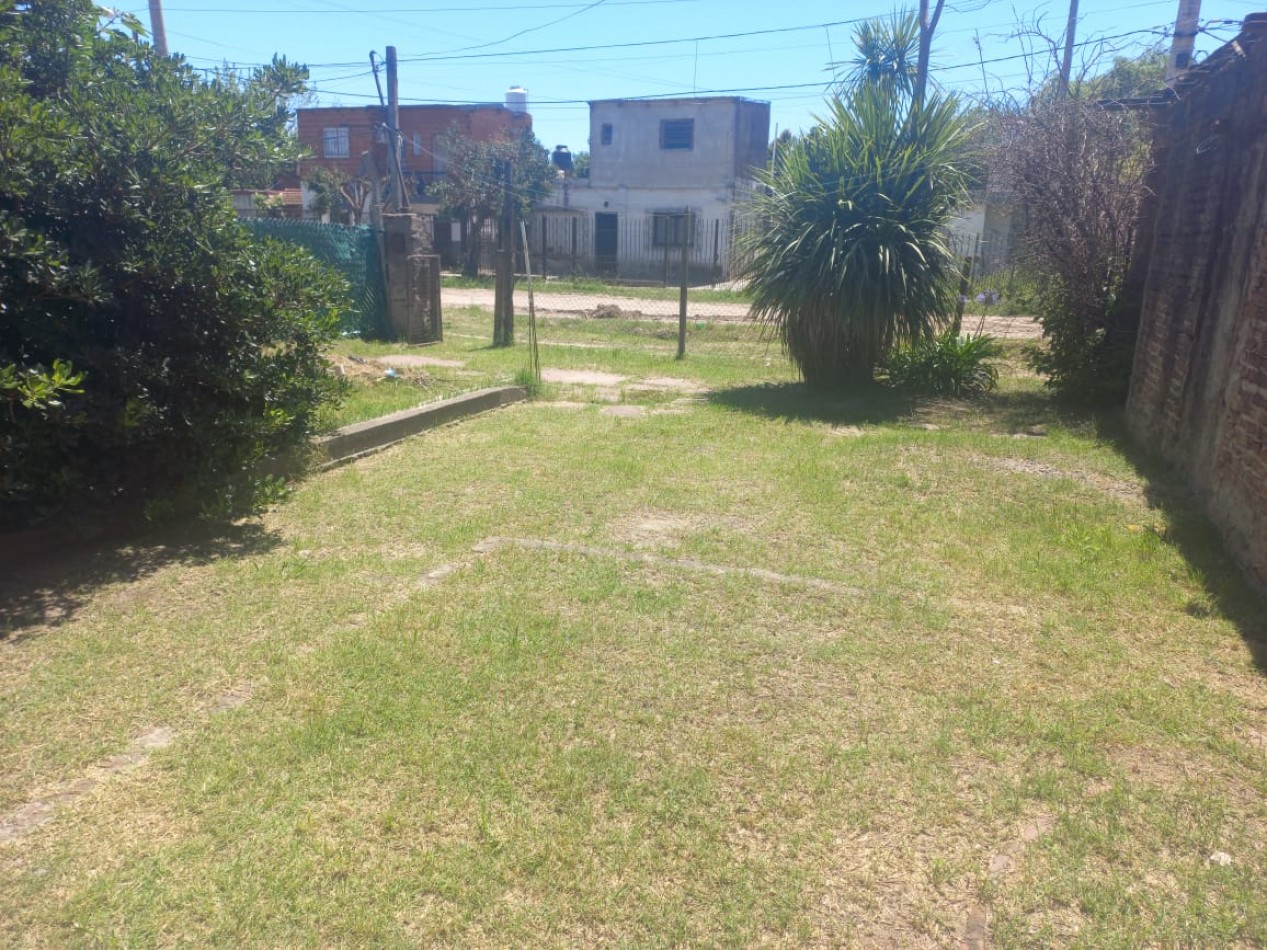 VENDO CASA DE MATERIAL EN BARRIO LA PERLITA- MORENO.  IMPERDIBLE U$D 30.000.-  CALLE LA PLATA 1502