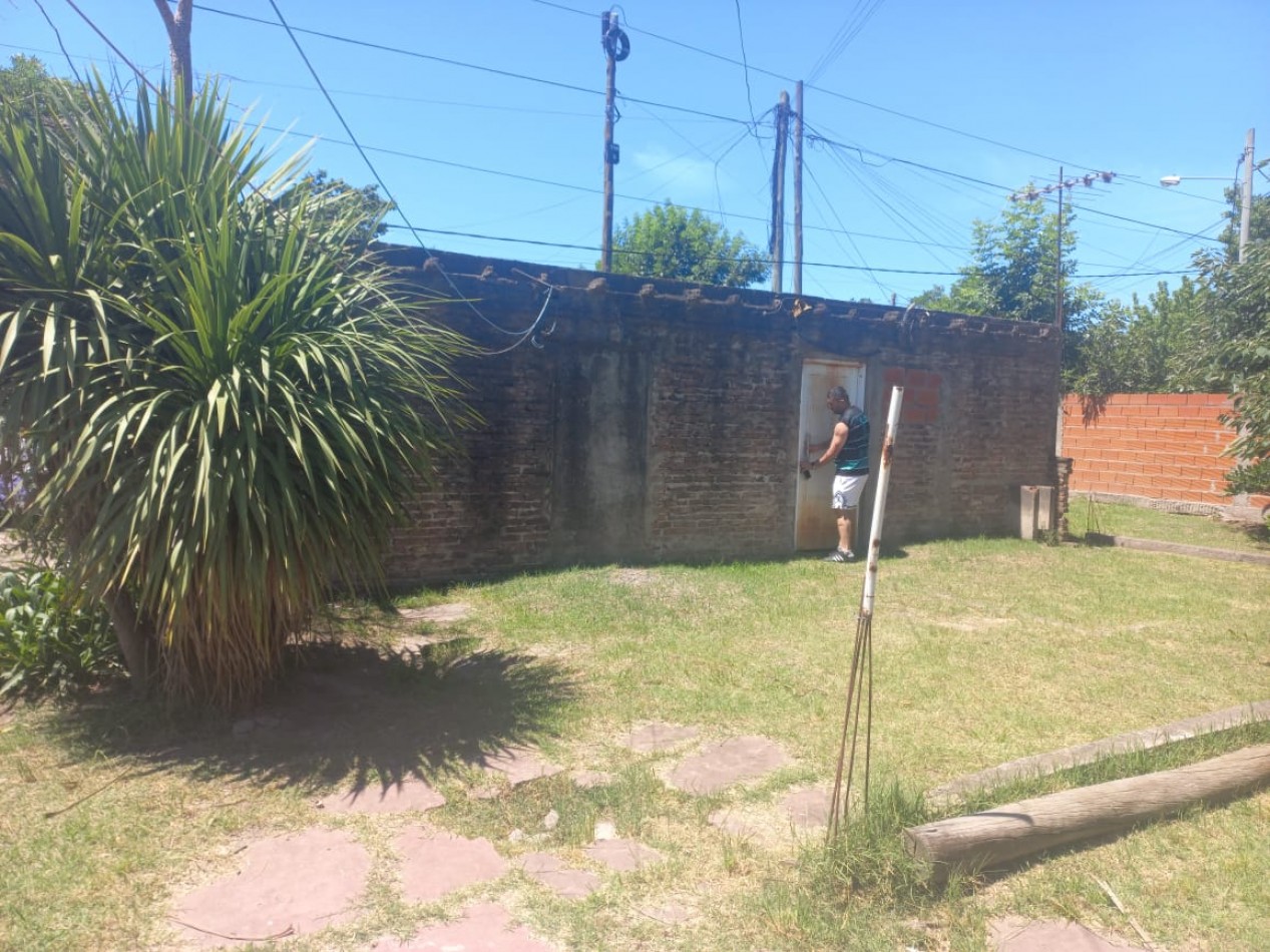 VENDO CASA DE MATERIAL EN BARRIO LA PERLITA- MORENO.  IMPERDIBLE U$D 30.000.-  CALLE LA PLATA 1502