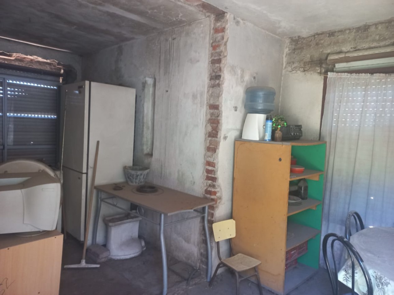 VENDO CASA DE MATERIAL EN BARRIO LA PERLITA- MORENO.  IMPERDIBLE U$D 30.000.-  CALLE LA PLATA 1502